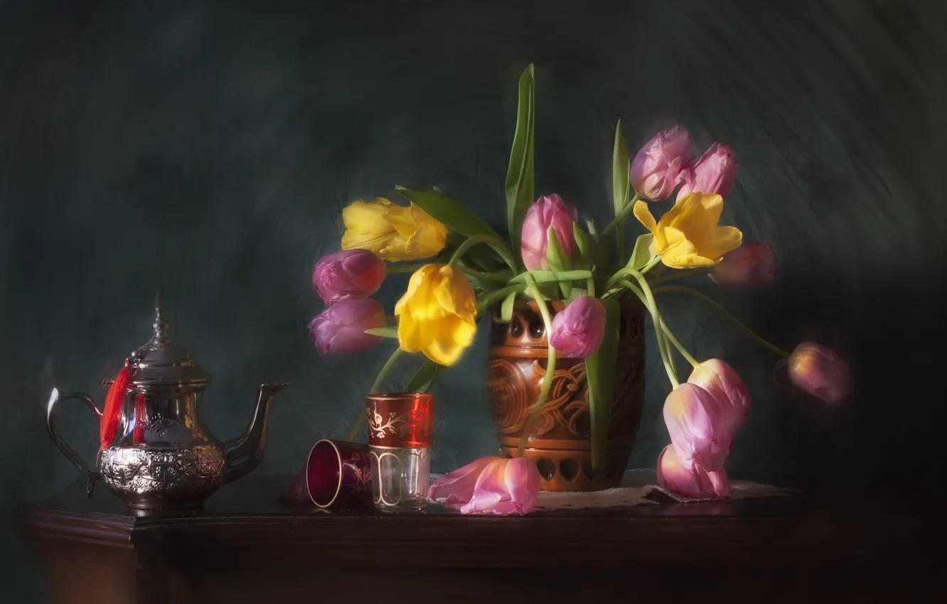 Фото обои цветы, букет, размытие, чайник, тюльпаны, ваза, стаканы, натюрморт
