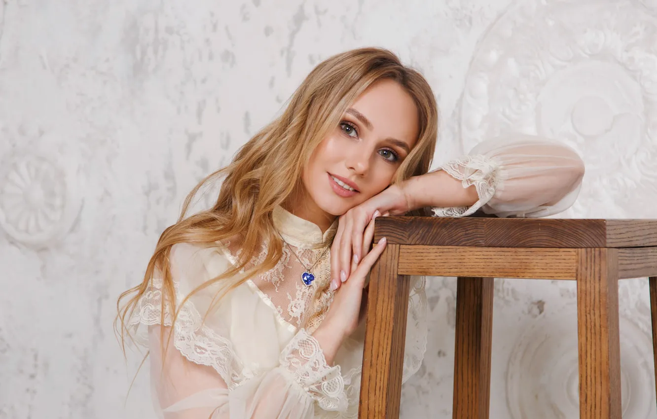 Фото обои взгляд, девушка, улыбка, милая, модель, платье, длинные волосы, личико
