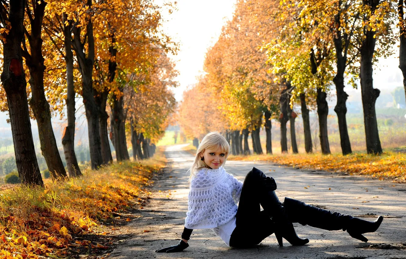 Фото обои дорога, осень, деревья, Девушка, блондинка