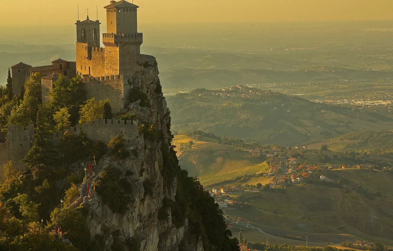 Фото обои скала, башня, гора, долина, Италия, крепость, Сан-Марино