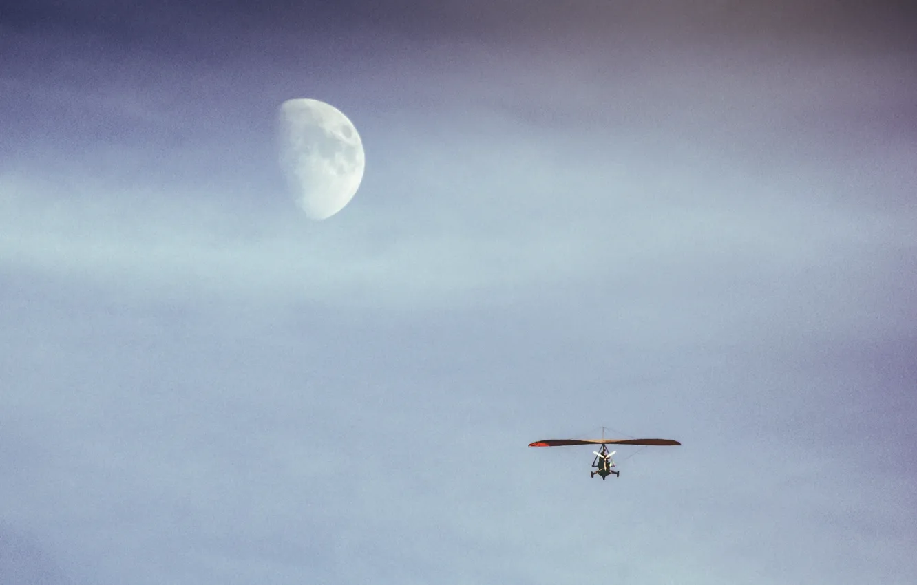 Фото обои небо, полет, луна, трицикл, дельтапланеризм, на луну