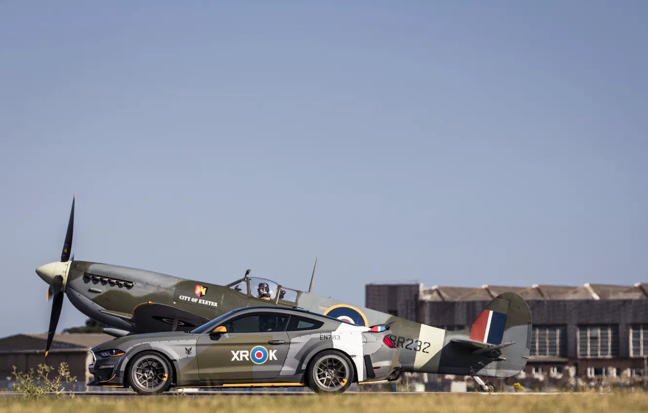 Фото обои Ford, 2018, Supermarine Spitfire, RAF, ВПП, Королевские ВВС, Mustang GT, Eagle Squadron