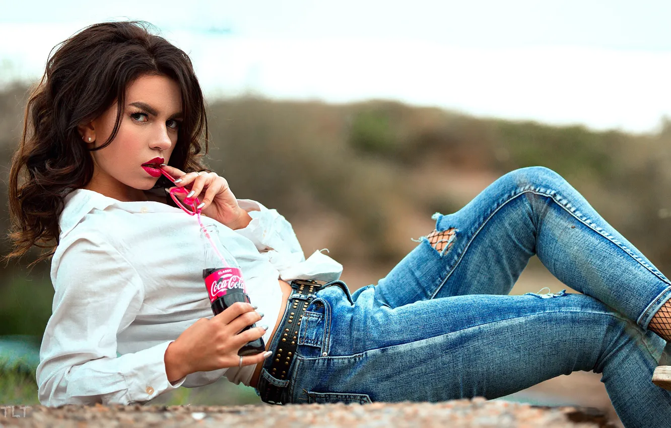Фото обои поза, Девушка, джинсы, лежит, напиток, Aleksandr Suhar