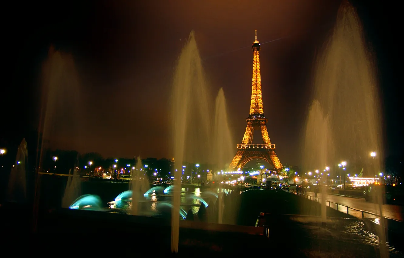 Фото обои ночь, огни, башня, париж, франция, фонтаны, эйфелева