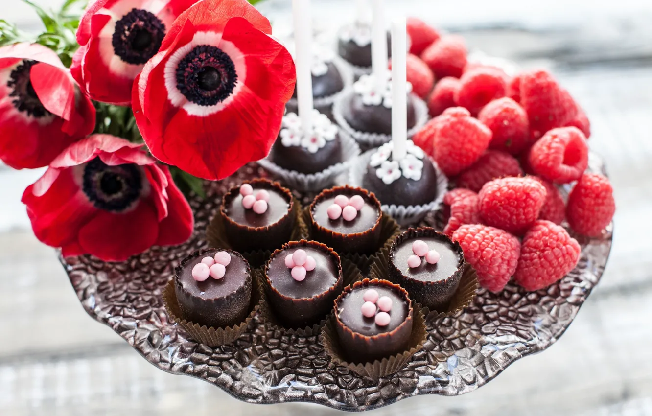 Фото обои цветы, ягоды, малина, маки, шоколад, конфеты, десерт, сладкое