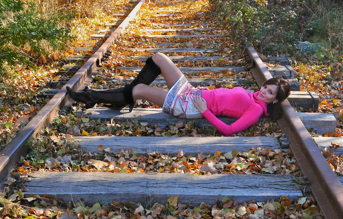 Фото обои осень, девушка, железная дорога