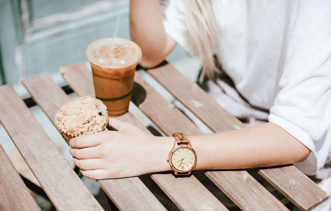 Фото обои часы, рука, напиток, кекс