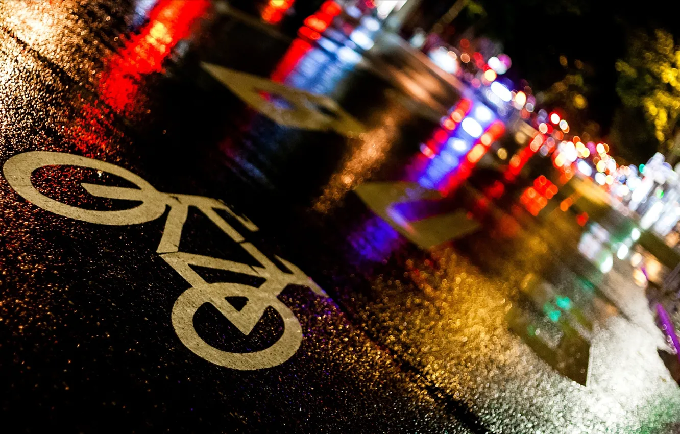 Фото обои дорога, асфальт, ночь, велосипед, город, огни, мокрый, дождь