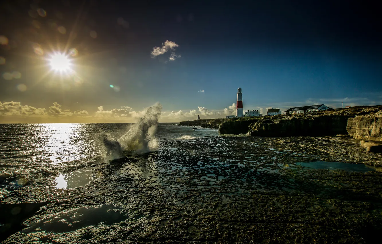 Фото обои море, волны, небо, солнце, облака, побережье, маяк, Англия