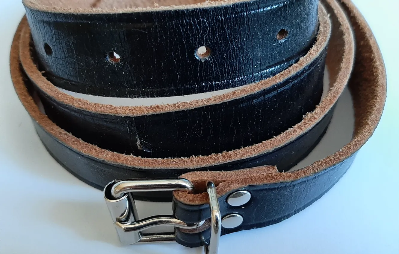 Фото обои black, brown, leather, belt, buckle, rolled up