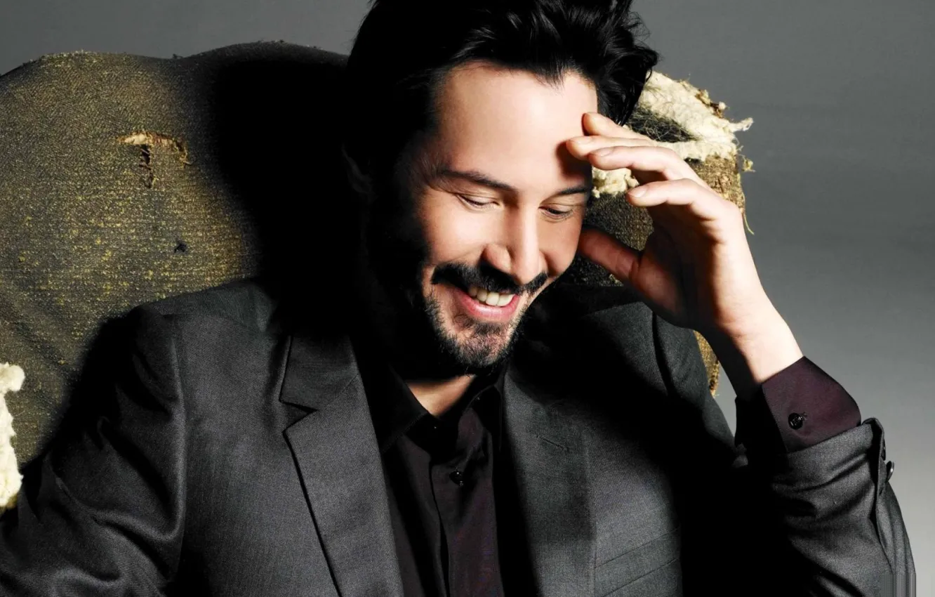 Фото обои счастье, улыбка, актер, серый фон, Keanu Reeves, Кеану Ривз