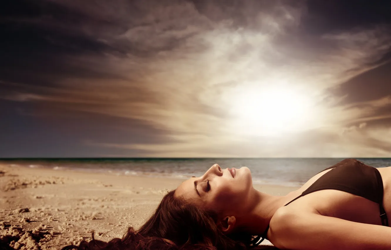 Фото обои песок, море, пляж, купальник, небо, девушка, полотенце, профиль
