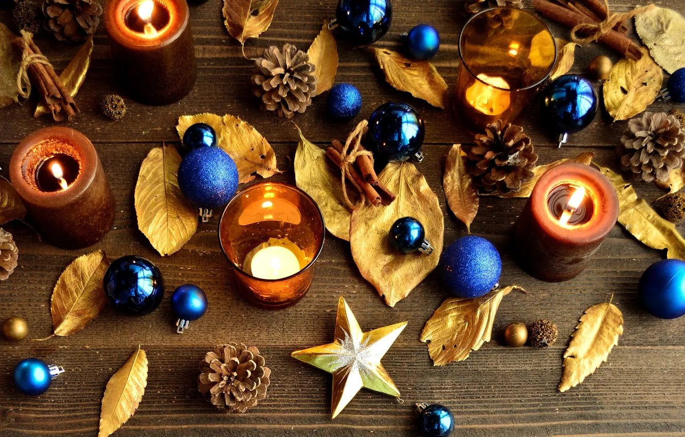 Фото обои листья, звезды, шарики, игрушки, палочки, свечи, Новый Год, Рождество