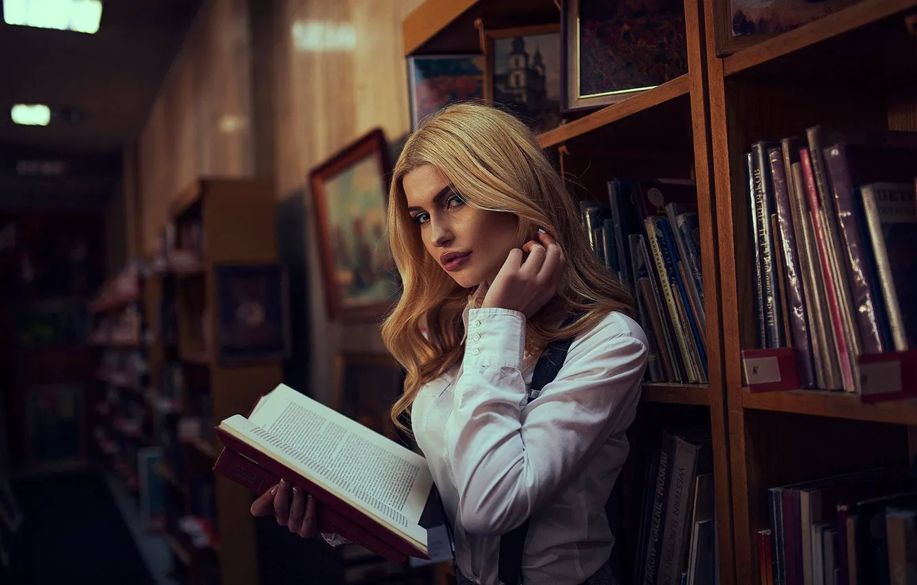 Фото обои взгляд, девушка, настроение, книги, библиотека, Buse Shakirović