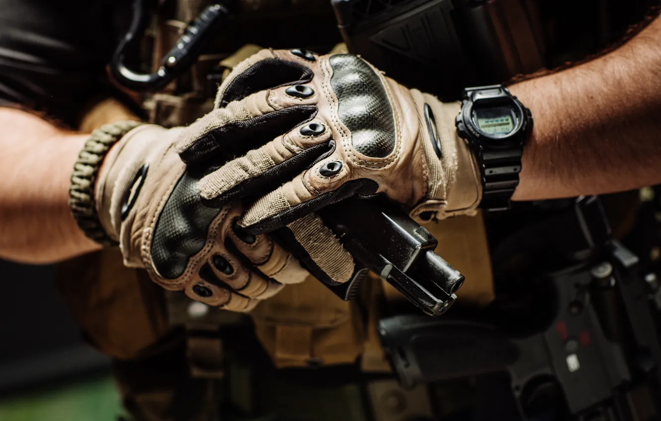 Фото обои gun, soldier, gloves, protection