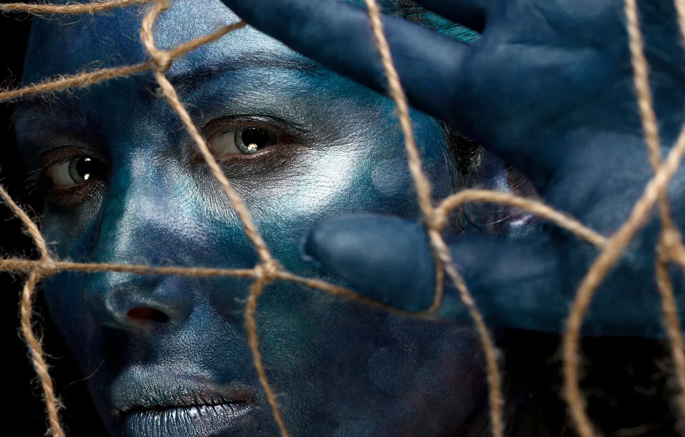 Фото обои взгляд, девушка, лицо, сетка, краска, рука, синее, Иван Ковалёв