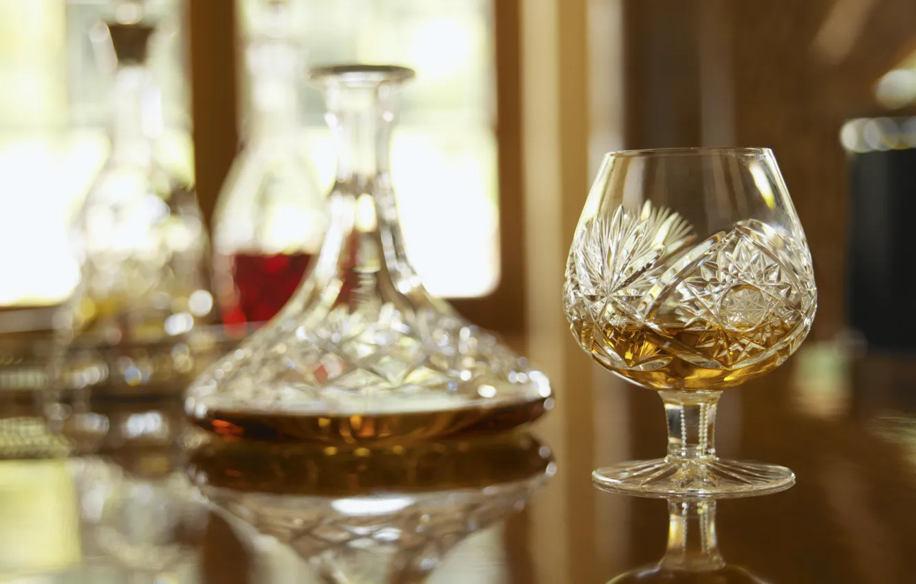 Фото обои отражение, стол, размытость, виски, фужер, графин, whisky