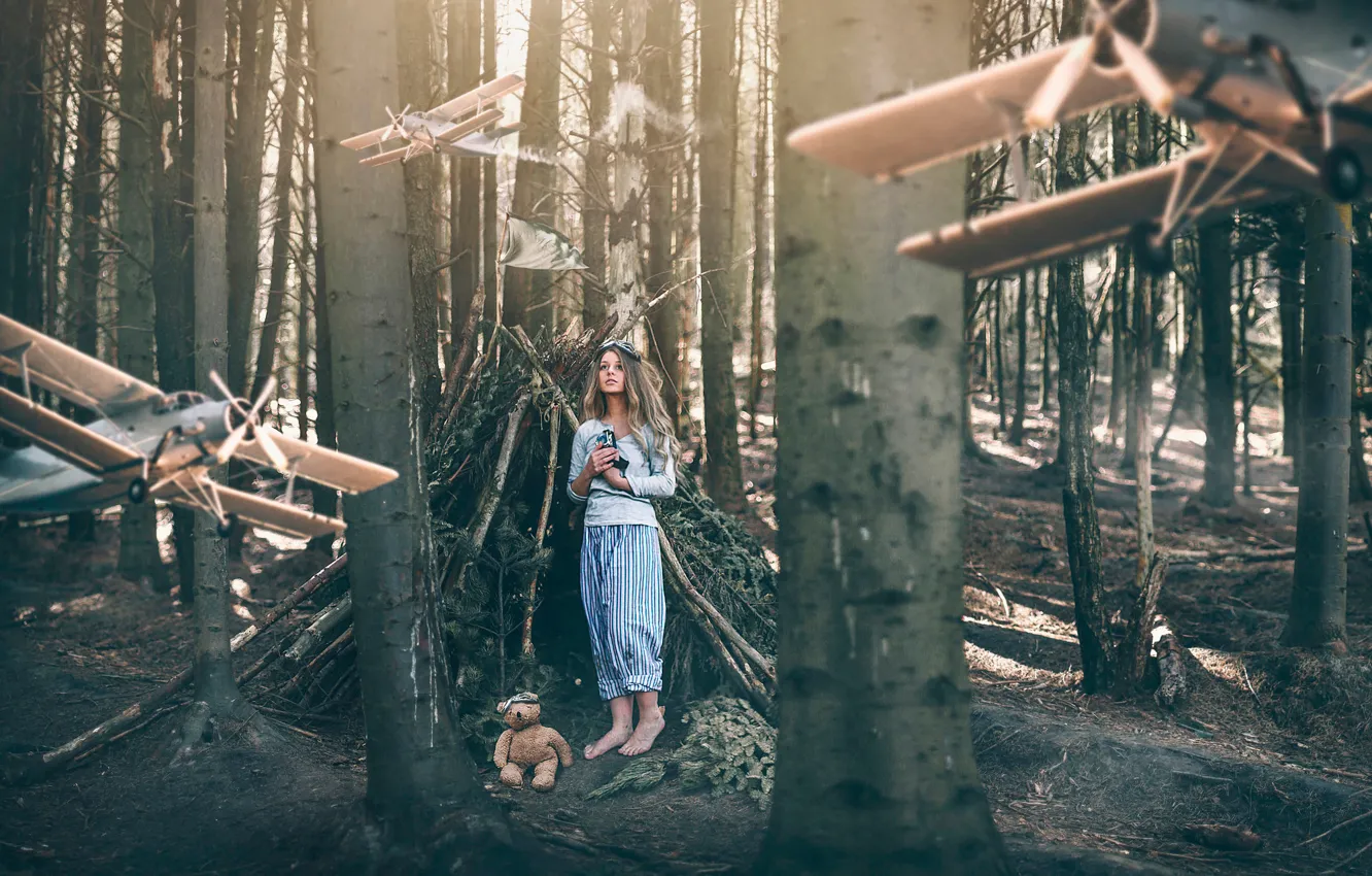 Фото обои лес, девушка, фантазия, арт, мишка, самолёты, шалаш