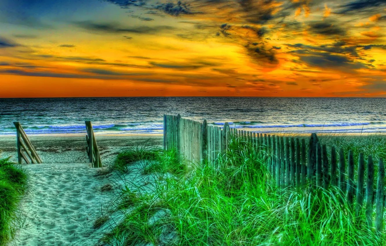 Фото обои песок, море, небо, трава, облака, закат, забор