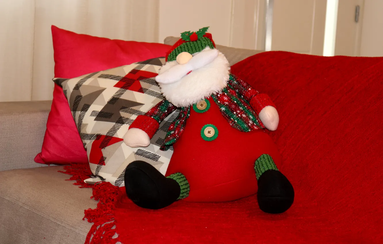 Фото обои зима, красный, диван, праздник, игрушка, подушки, Рождество, костюм
