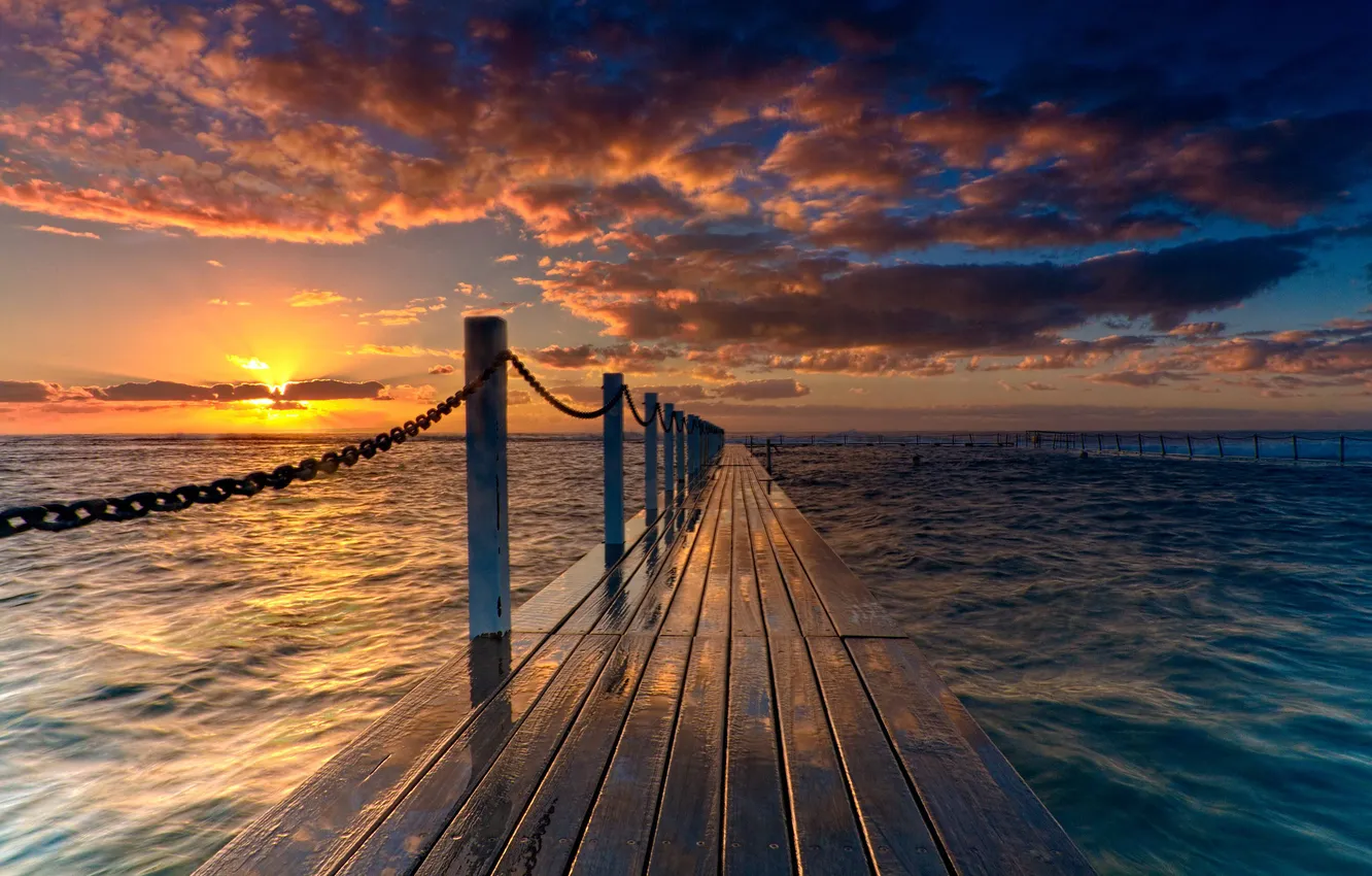 Фото обои море, небо, солнце, облака, лучи, океан, ограда, цепи
