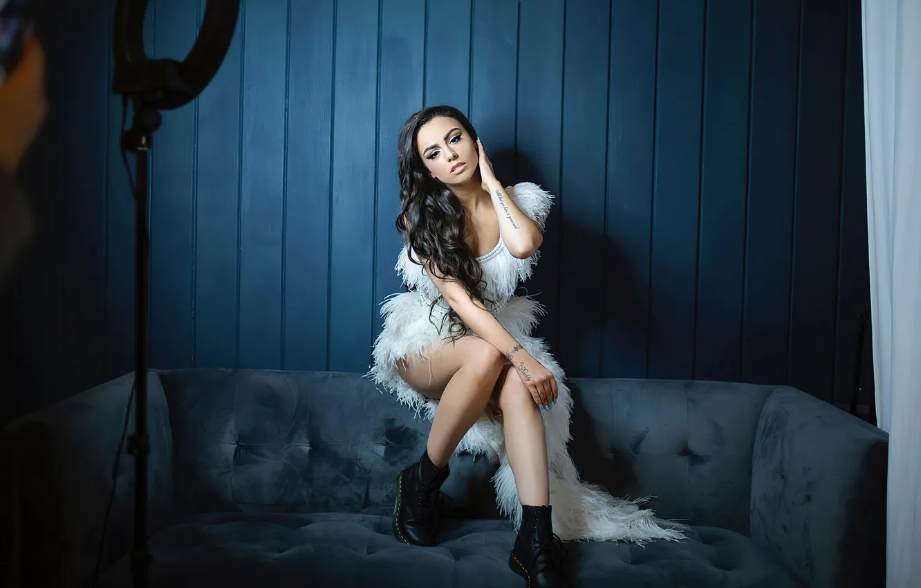Фото обои взгляд, девушка, поза, макияж, брюнетка, ножки, красотка, Cher Lloyd