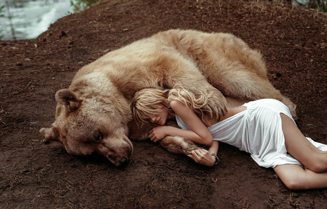 Фото обои девушка, лапы, медведь, Маша Глущук, Ира Морозова