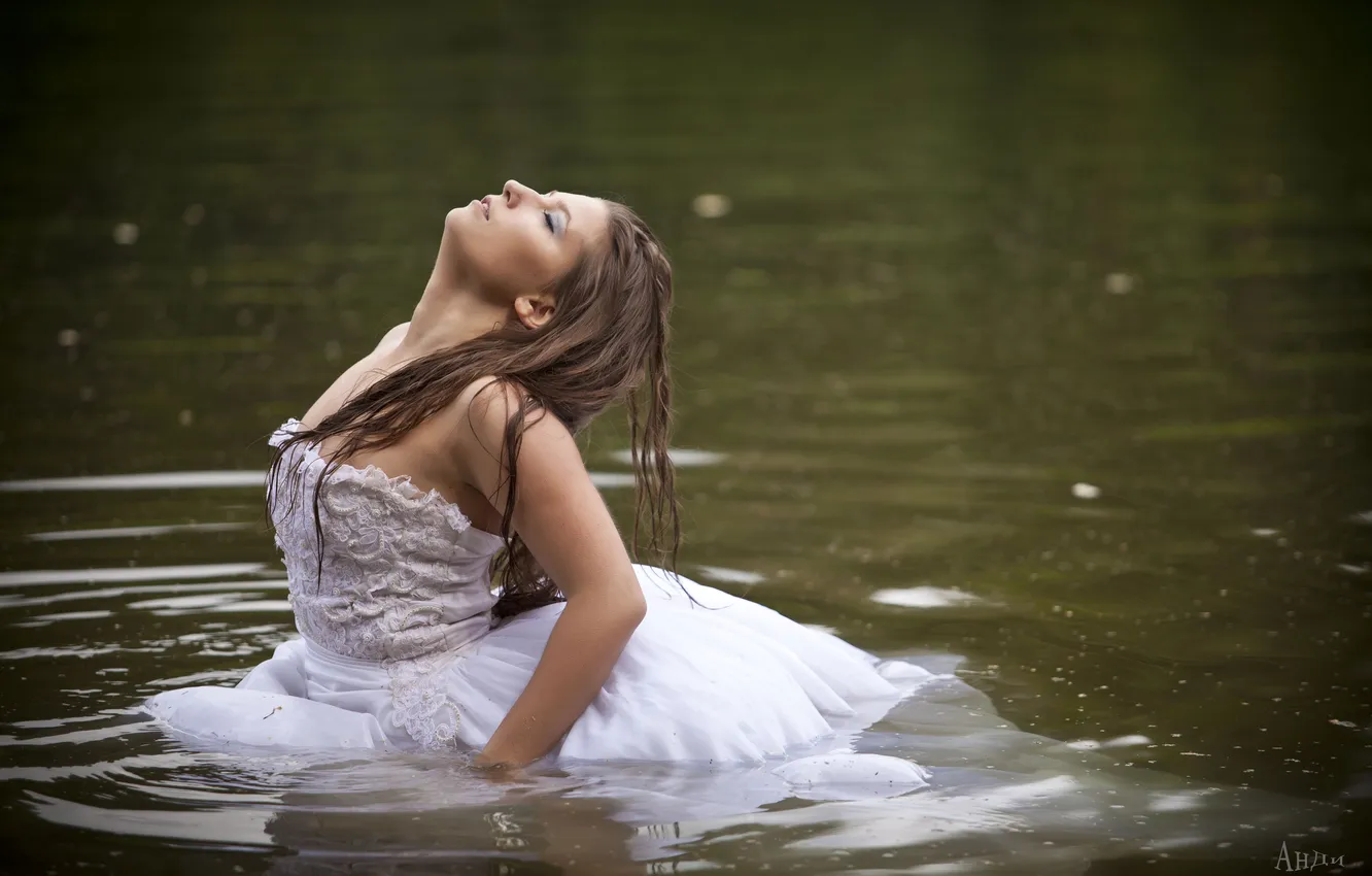 Фото обои озеро, Девушка, мокрая, шотенка, в белом платье, Анди
