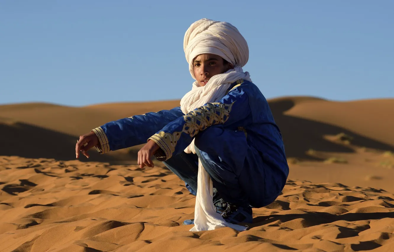 Фото обои песок, пустыня, мальчик