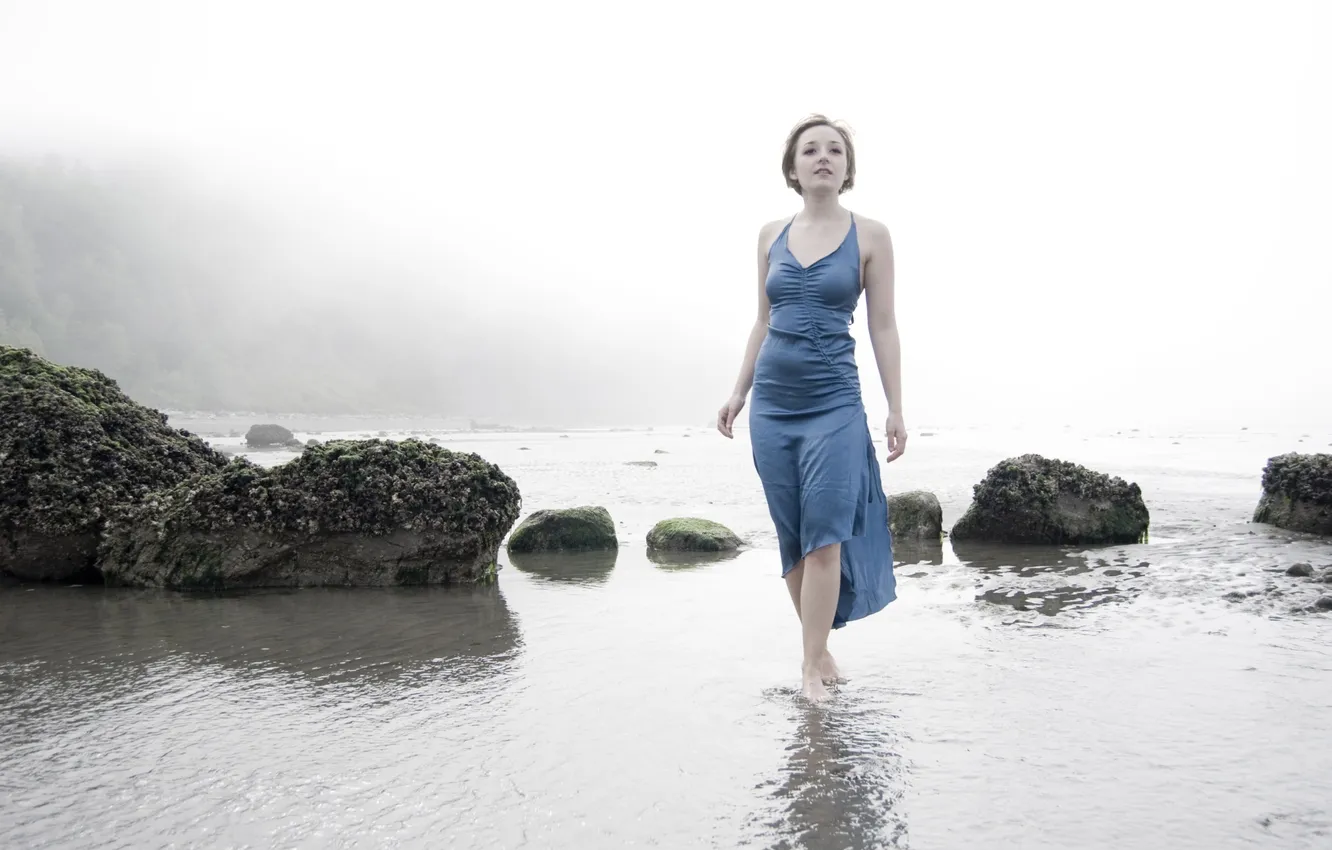 Фото обои море, девушка, туман, камни, платье