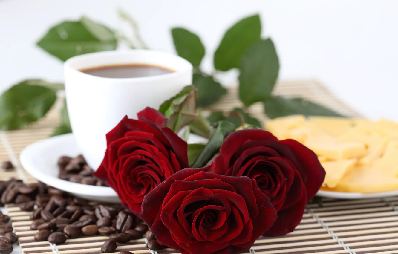 Фото обои кофе, розы, зерна, сыр, тарелка, чашка, красные, блюдце