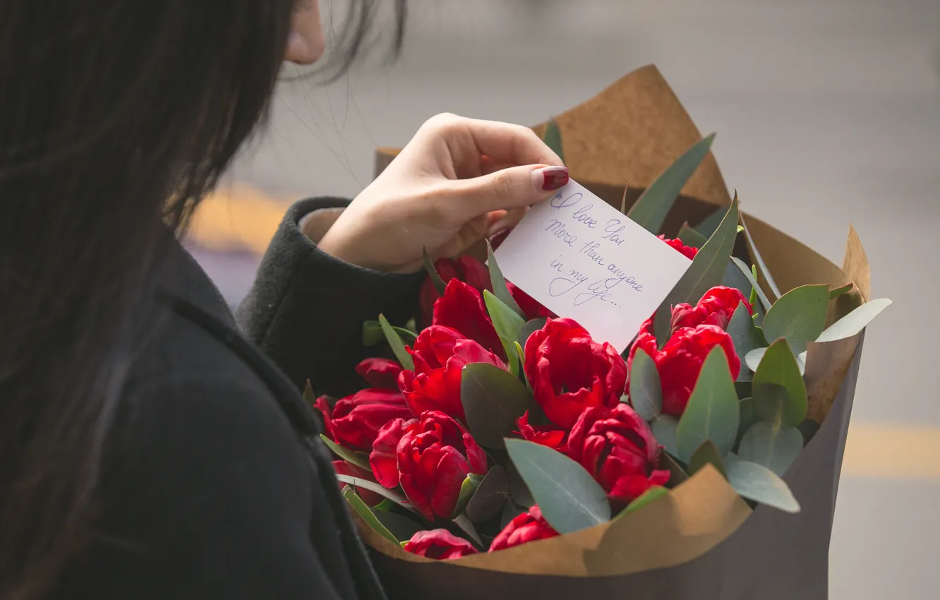 Фото обои девушка, любовь, цветы, букет, тюльпаны, записка