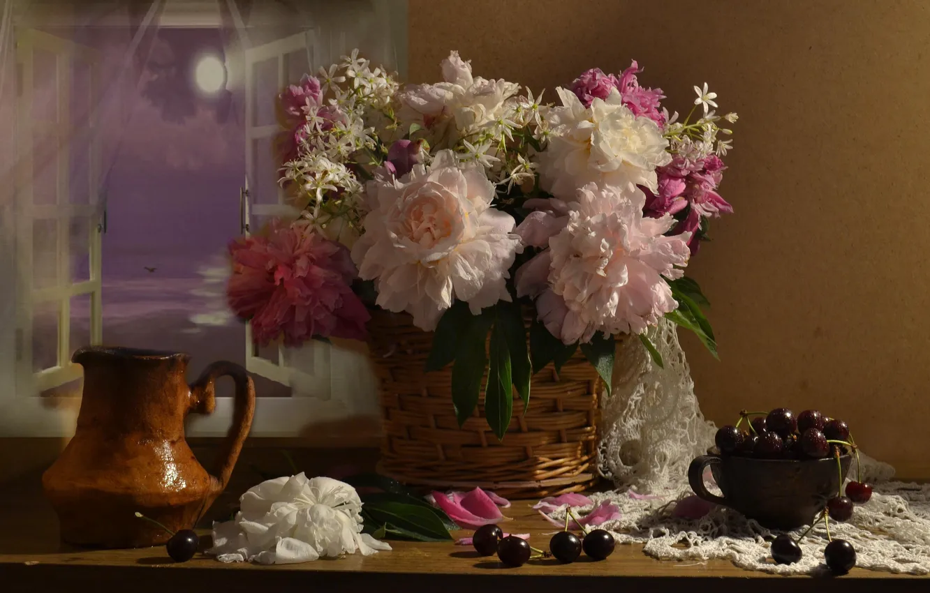 Фото обои цветы, ягоды, корзина, окно, чашка, кувшин, натюрморт, черешня