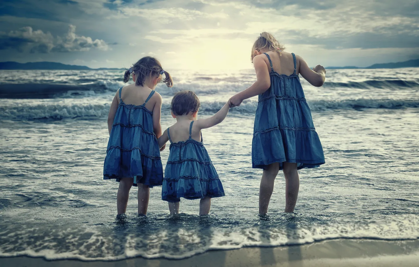 Фото обои море, дети, девочки, прибой, сёстры