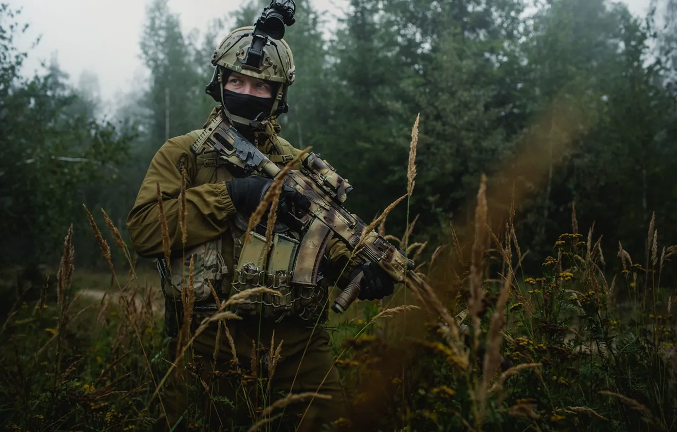 Фото обои поле, лес, трава, солдат, Автомат Калашникова, снаряжение