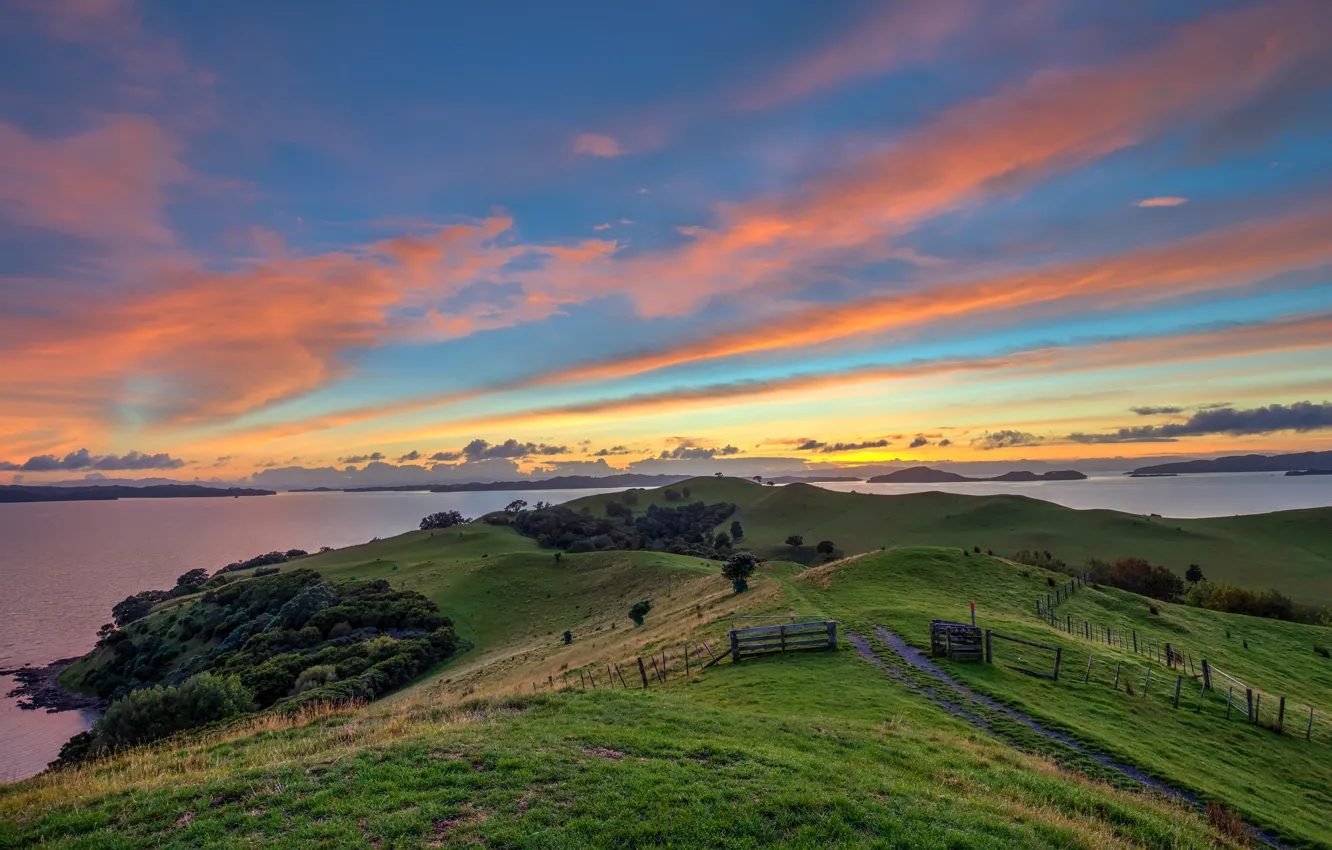 Фото обои поле, небо, трава, облака, деревья, закат, горы, озеро
