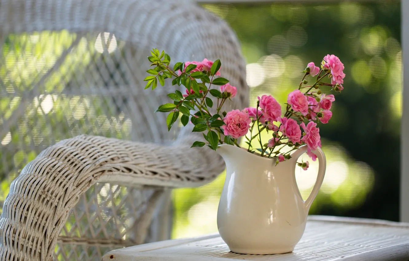 Фото обои цветы, природа, стол, розы, кресло, розовые, кувшин
