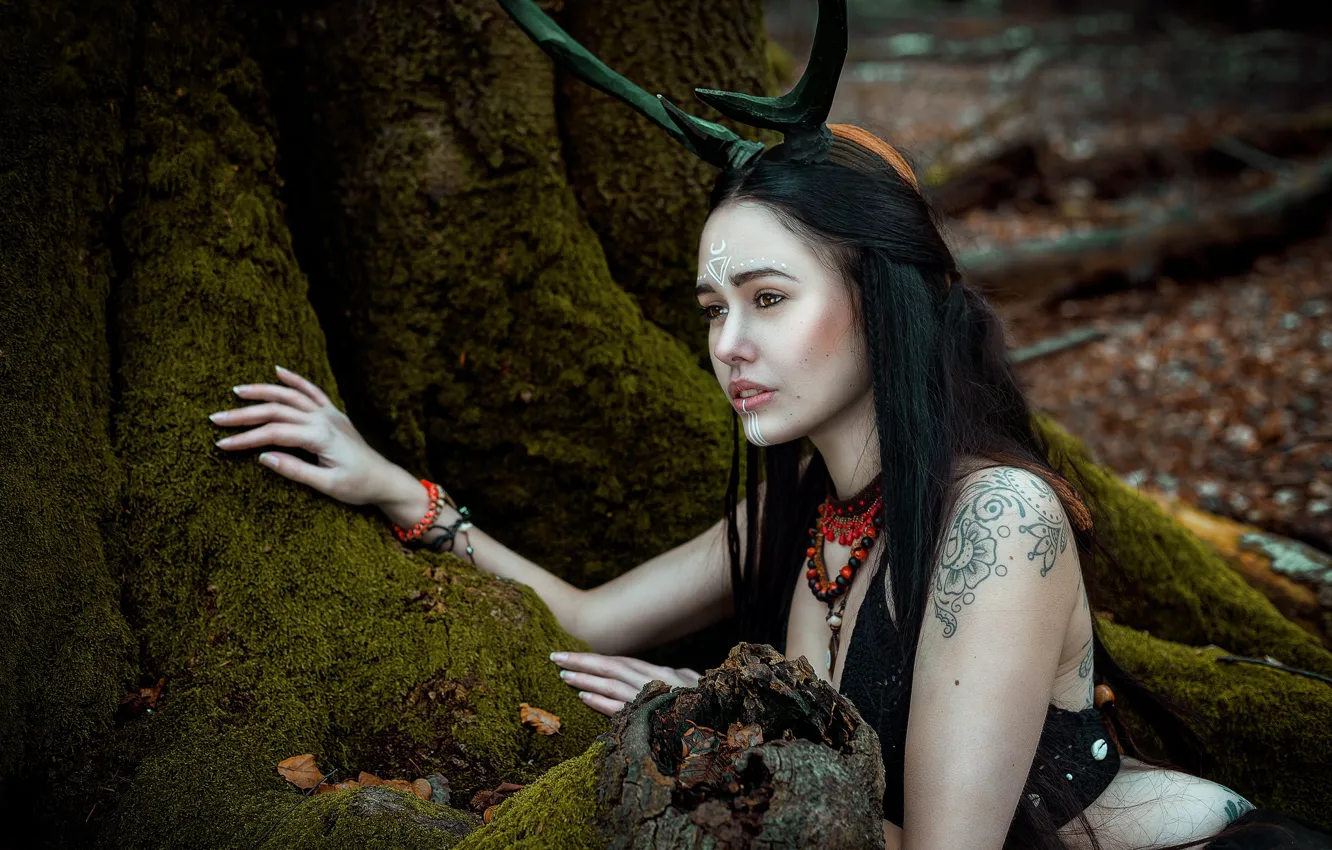 Фото обои лес, девушка, корни, мох, рога, татуировки, Silent Purr