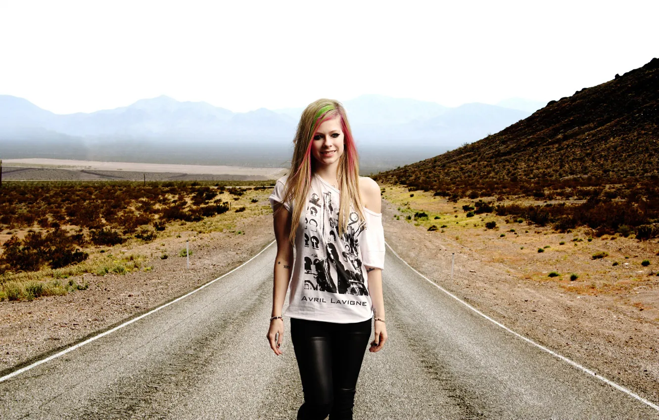 Фото обои дорога, девушка, горы, music, певица, Avril Lavigne, singer, the long road