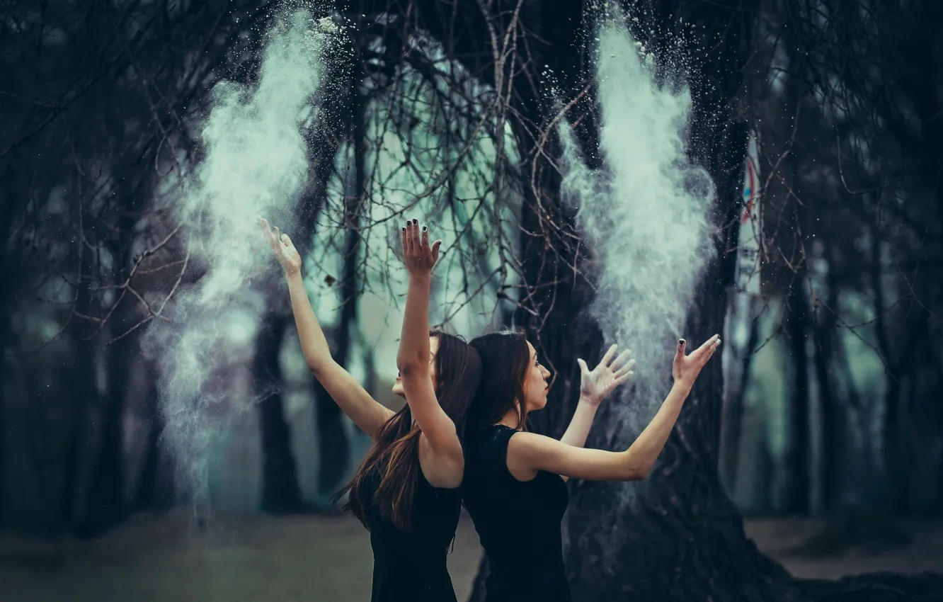 Фото обои лес, девушки, пыль, жест