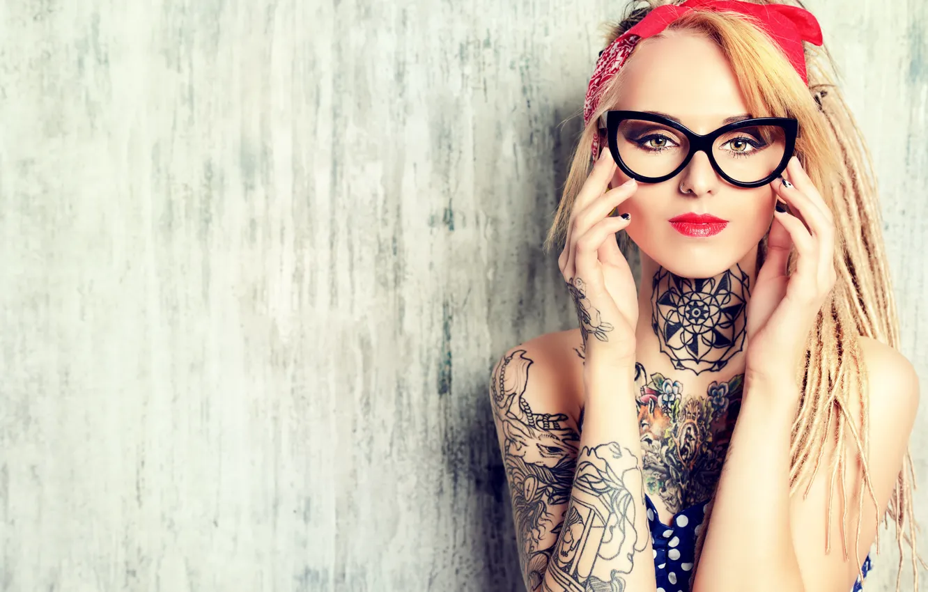 Фото обои woman, tattoo, glasses