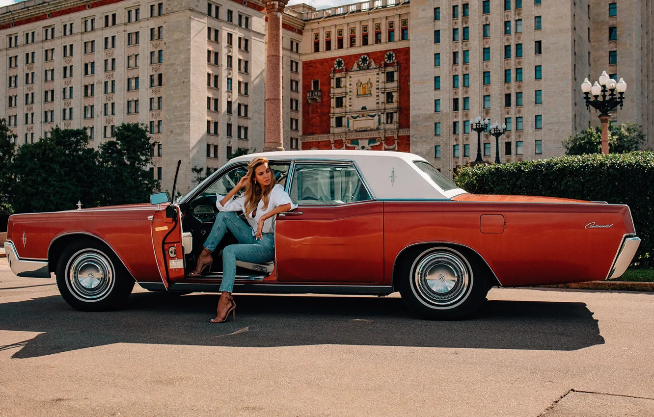 Фото обои машина, авто, девушка, поза, ретро, джинсы, Lincoln Continental, Алексей Трифонов