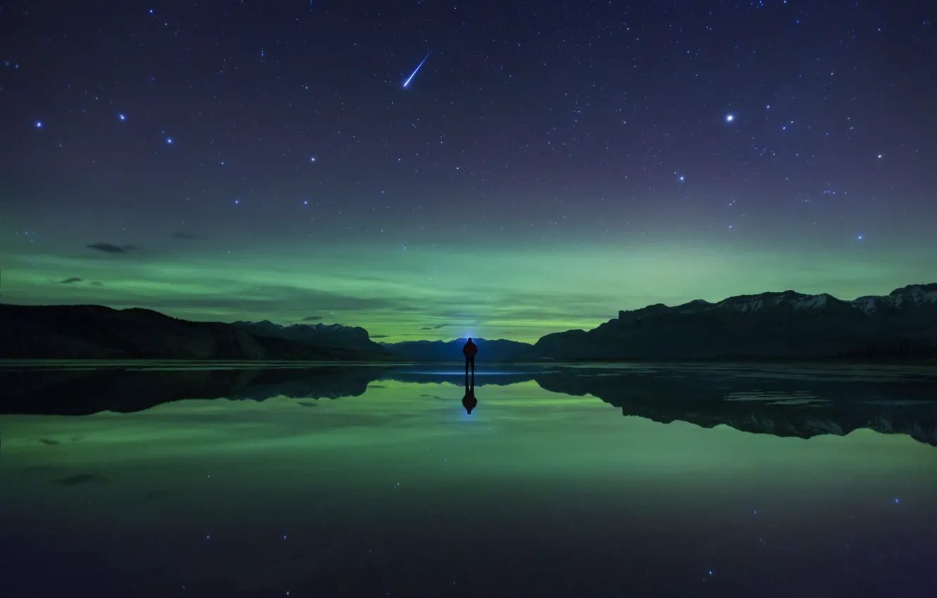 Фото обои звезды, горы, ночь, отражение, берег, человек, северное сияние, мужчина
