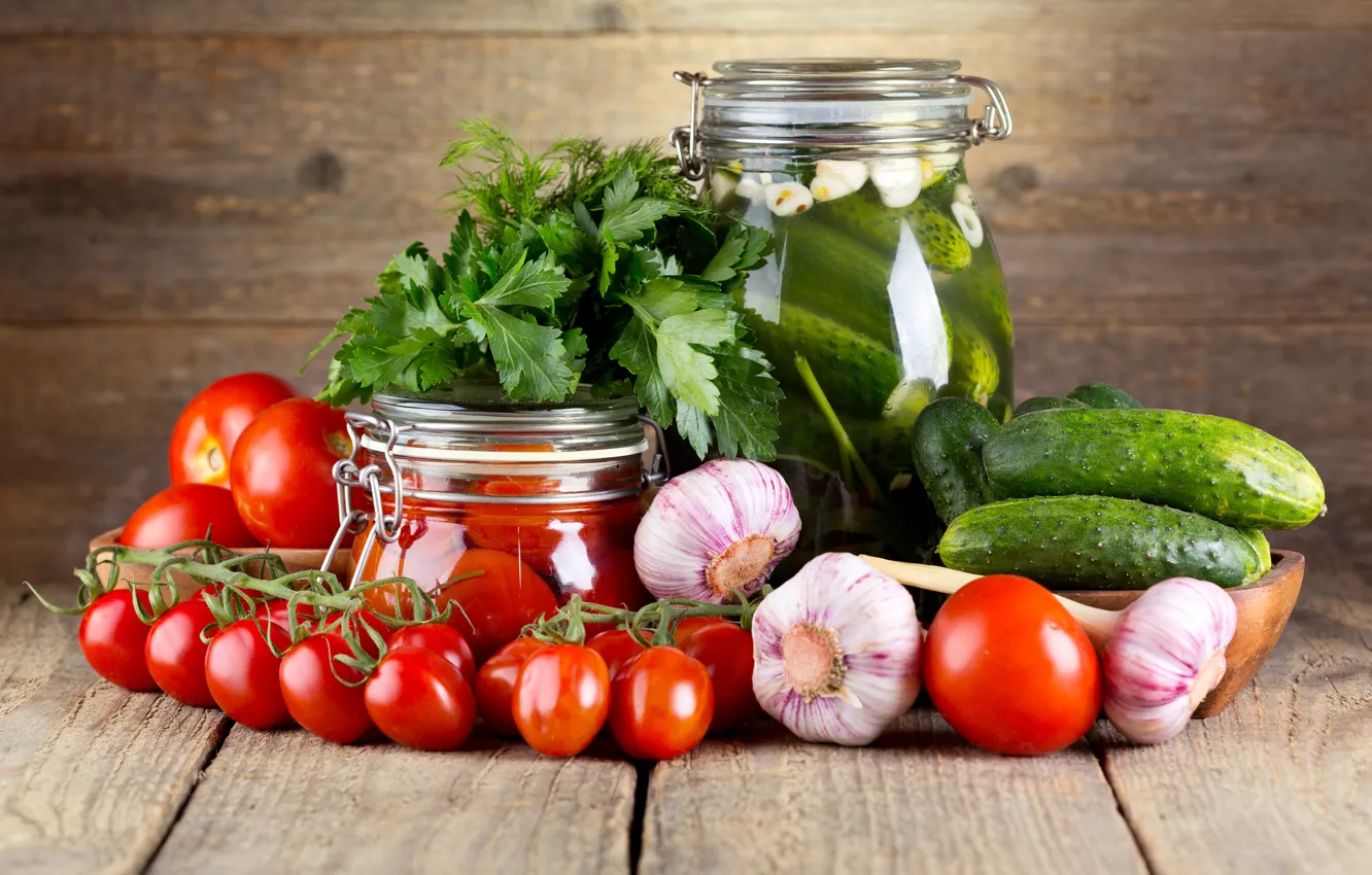 Фото обои зелень, помидоры, огурцы, чеснок, tomatoes, greens, garlic, консервирование