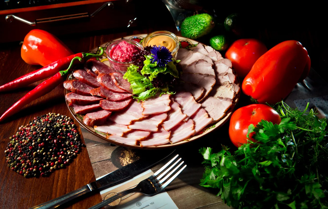 Фото обои зелень, мясо, овощи, помидоры, специи, буженина