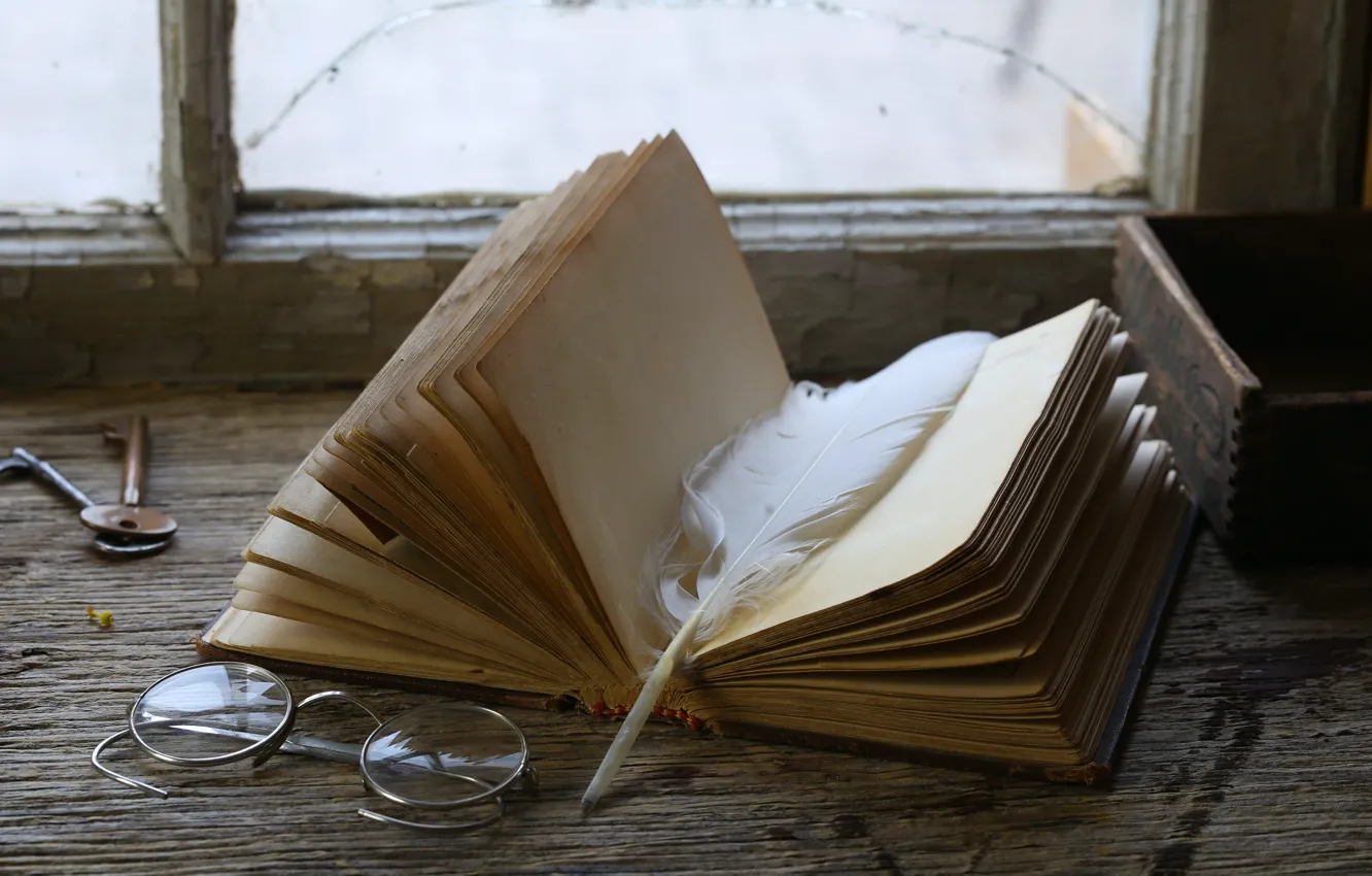 Фото обои перо, очки, книга, подоконник, ключи, vintage, винтаж