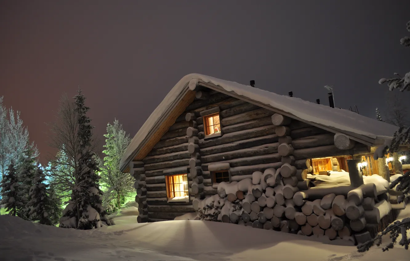 Фото обои снег, ночь, дом, Зима, ели, сугробы, дрова, ёлки