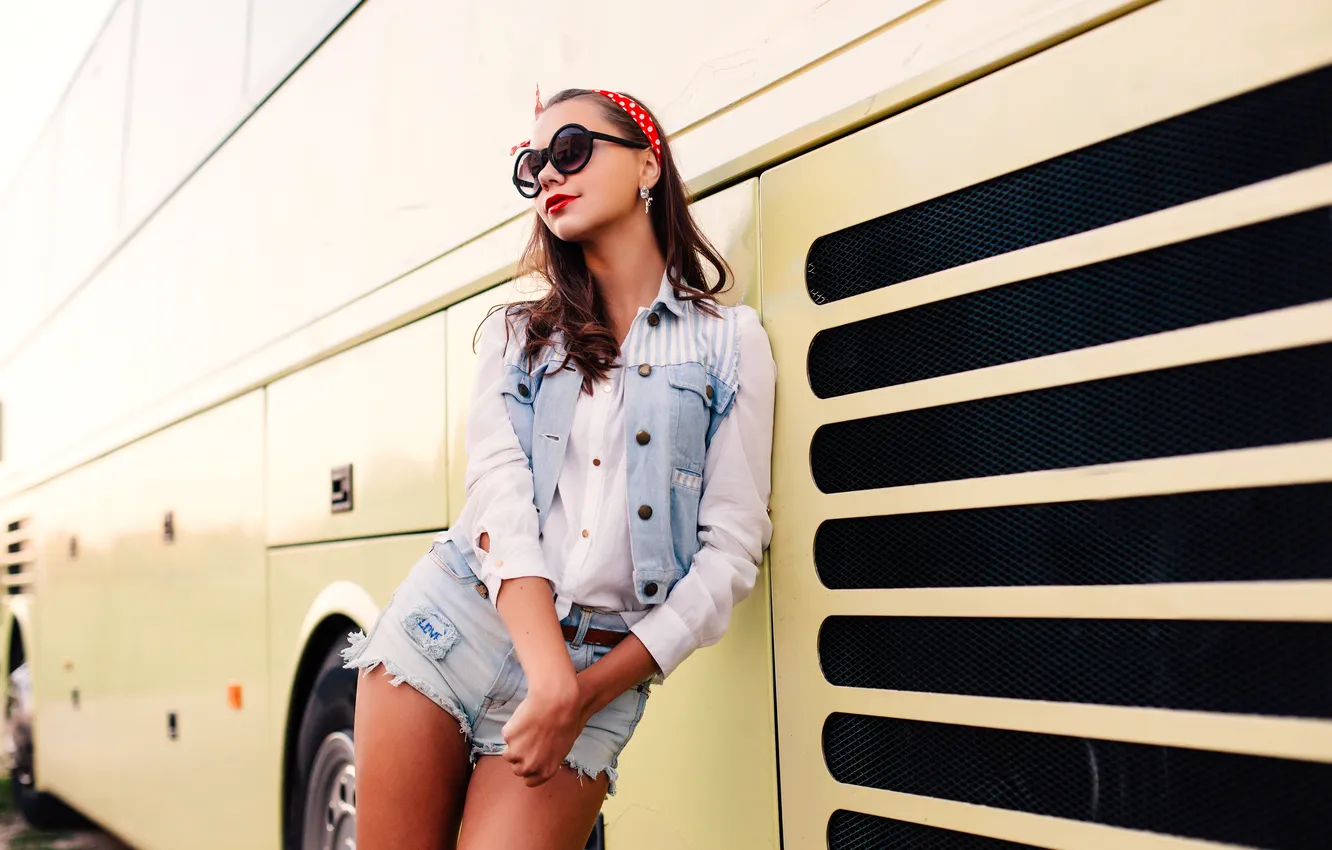 Фото обои girl, shorts, woman, model, elegant, stylish, sunglasses, fashionable