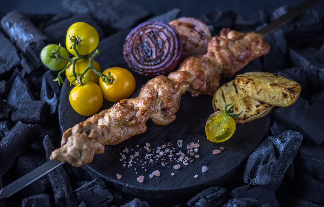 Фото обои лук, мясо, помидор, шашлык, картофель, гриль