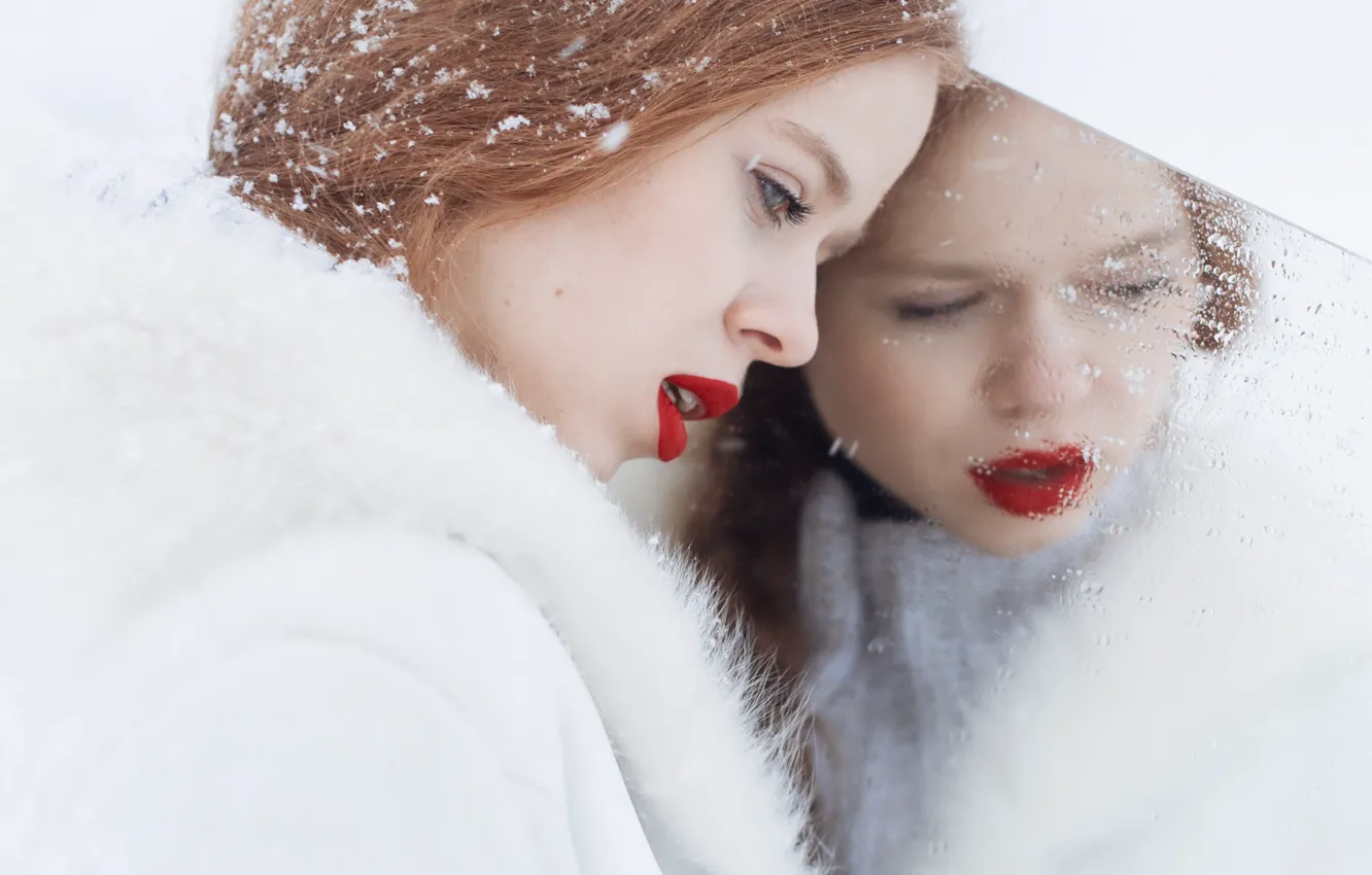Фото обои девушка, снег, отражение, макияж, губы, Sandra Plajzer